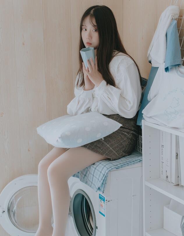 气质极品女友，黑丝大长腿，露脸第一人称交，女上位表情销魂，无套插穴，后入插到底真爽