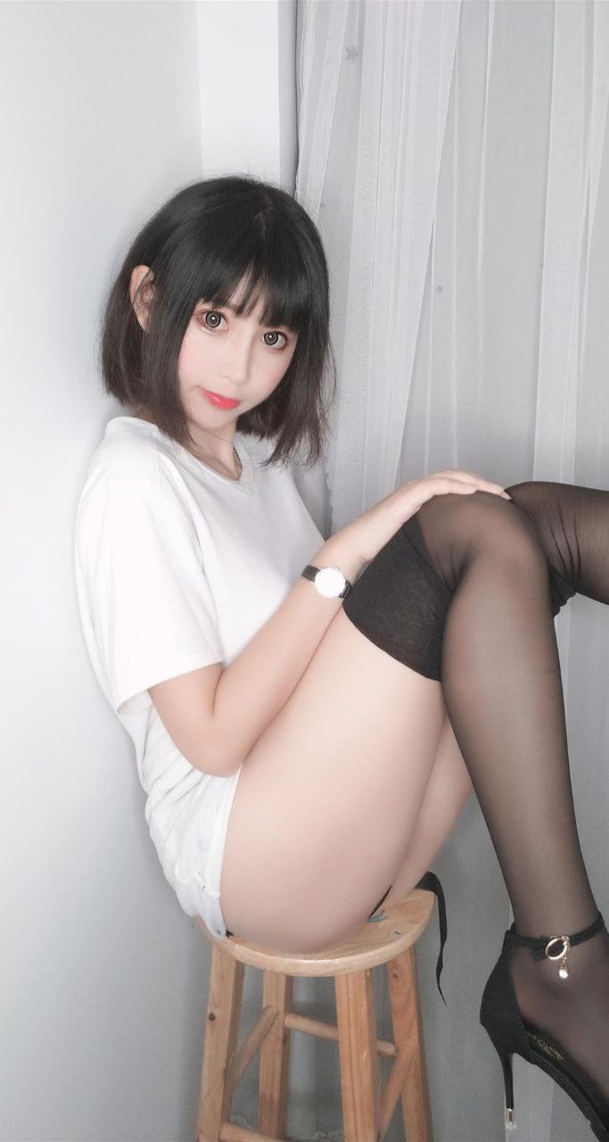 数多くのドラマ、映画に出演している有名女優・板谷○夏似の人妻が登場。その奥さんに「スッピンになってくれ」と交渉するものの「旦那にだってスッピンは見せたことがないから絶対に嫌っ！」と拒否する人妻に半無理やり化粧を落とさせる男。それも洗面所で顔を洗っている最中にスカートをめくり、パンツを下ろしてマンコを触りまくる男。「もう、嫌っ〜、見ないで。」と可愛らしい声をあげる友美さんのスッピン生姦はアナタのお宝になることまちがいありません！