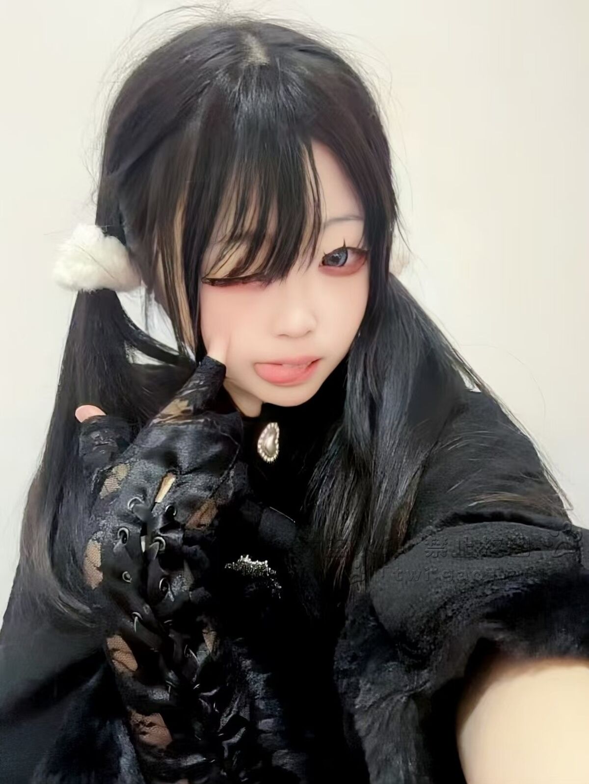 蒙面舞会V字仇杀队爆插C罩杯坚挺少妇