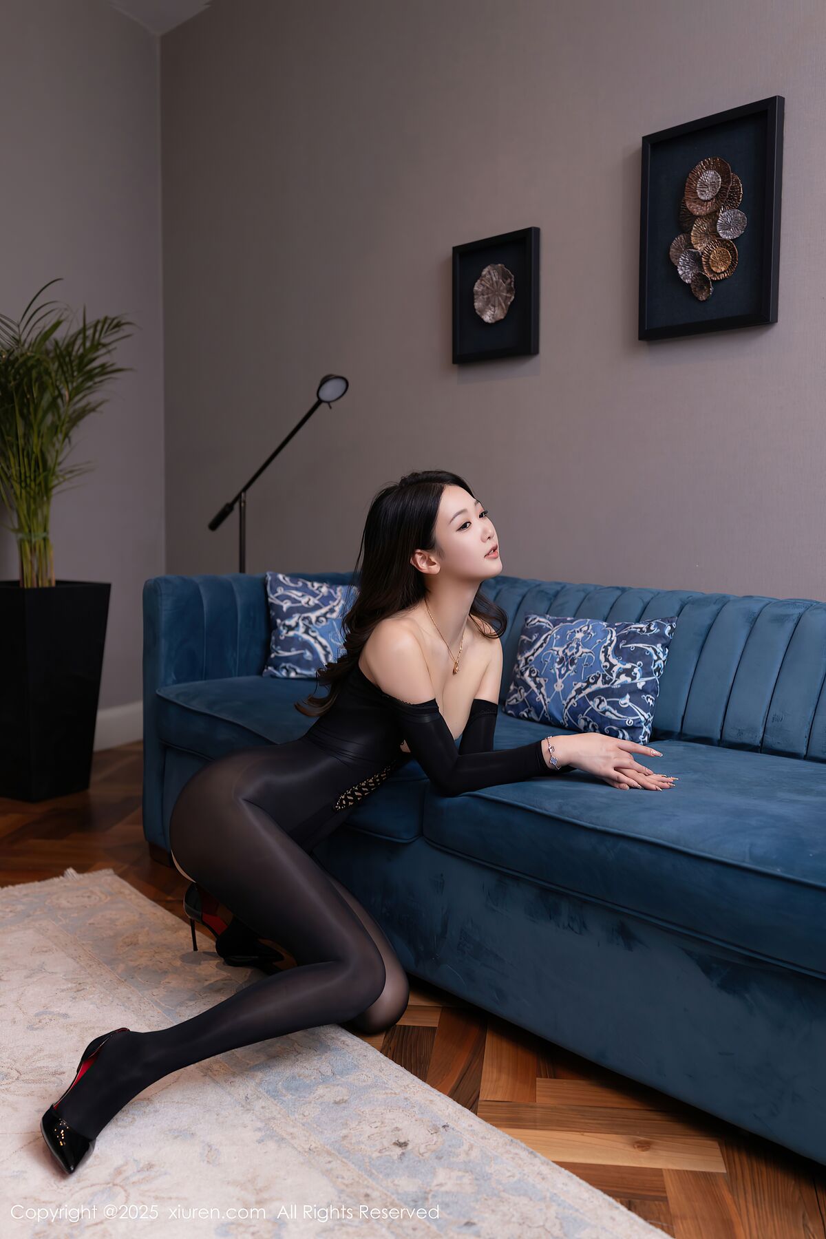 比基尼美女躺床上睡觉